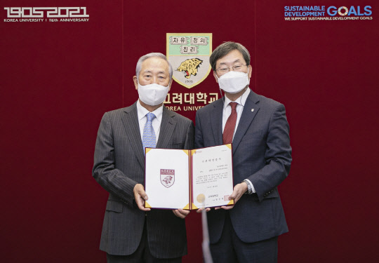 사진= 김철수 포니정재단 이사장(왼쪽)과 정진택 고려대 총장(오른쪽)이 협약식에서 기념촬영을 하고 있다.